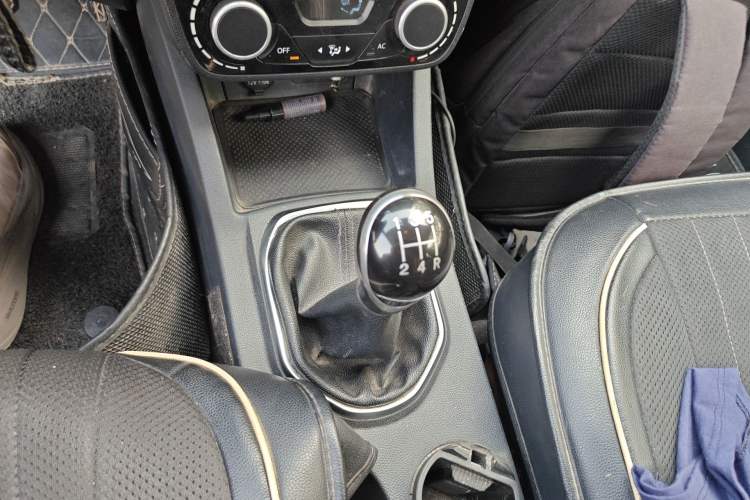Used FAW Senya R7 2016 1.6L Manual Luxury Model Gear Lever