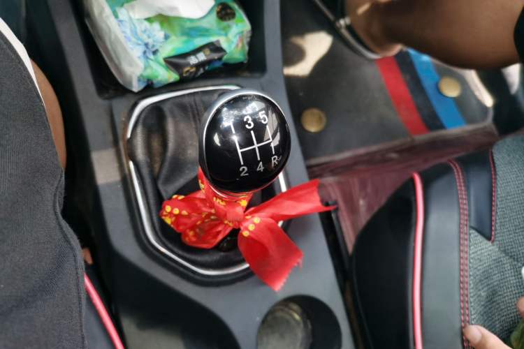 Used FAW Senya R7 2016 1.6L Manual Smart Version Gear Lever