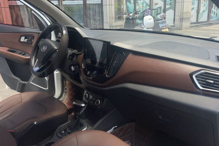 Used FAW Senya R7 2016 1.6L Automatic Luxury Model Interior 11