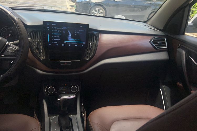 Used FAW Senya R7 2016 1.6L Automatic Luxury Model Interior 13