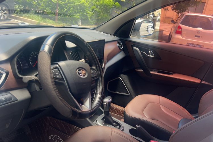 Used FAW Senya R7 2016 1.6L Automatic Luxury Model Interior 2