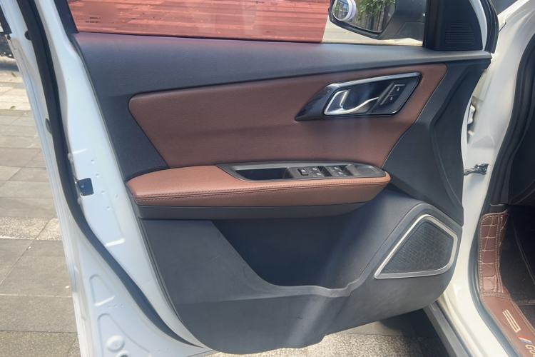 Used FAW Senya R7 2016 1.6L Automatic Luxury Model Interior 3