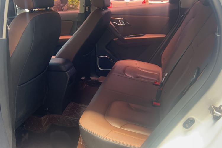 Used FAW Senya R7 2016 1.6L Automatic Luxury Model Interior 4