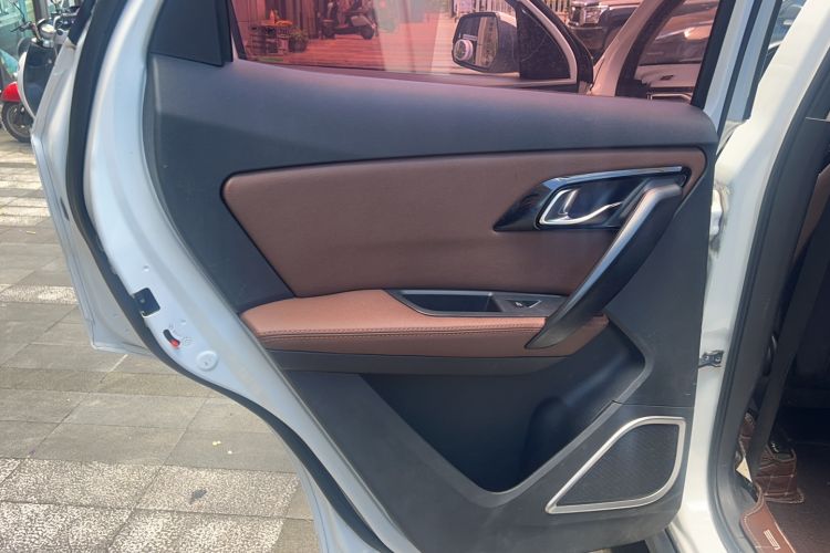 Used FAW Senya R7 2016 1.6L Automatic Luxury Model Interior 6
