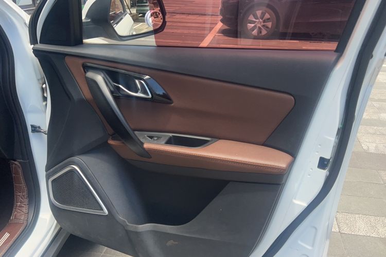 Used FAW Senya R7 2016 1.6L Automatic Luxury Model Interior 9