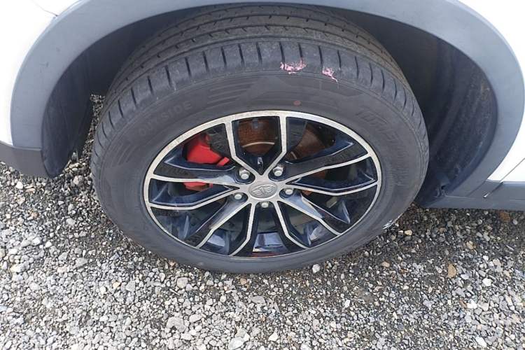 Used FAW Senya R7 2016 1.6L Manual Luxury Model Left Front Wheel Hub