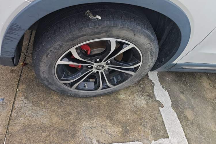 Used FAW Senya R7 2016 1.6L Automatic Prestige Model Left Front Wheel Hub