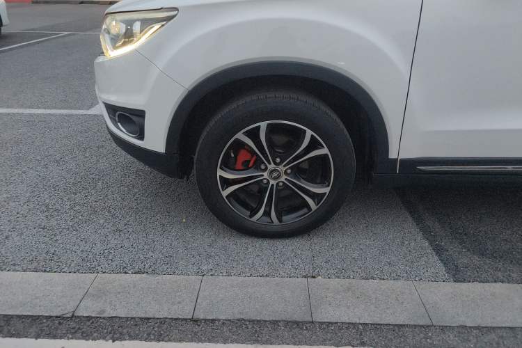 Used FAW Senya R7 2016 1.6L Automatic Prestige Model Left Front Wheel Hub