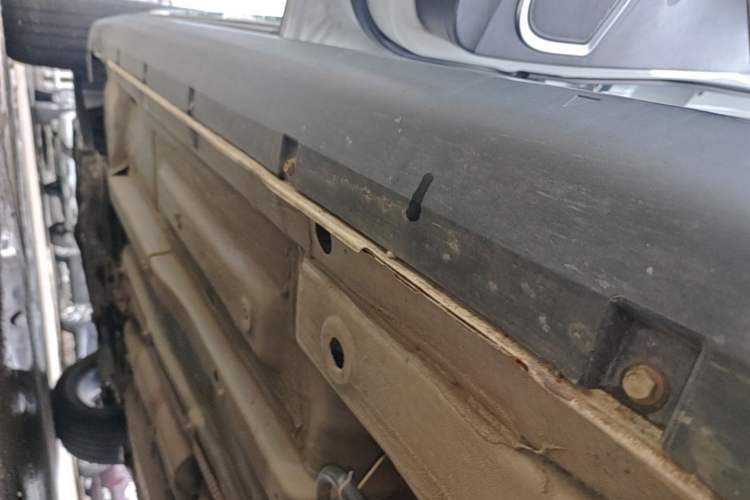 Used FAW Senya R7 2016 1.6L Automatic Prestige Model Left Side Sill
