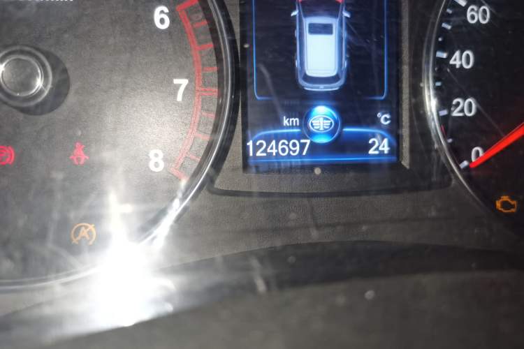 Used FAW Senya R7 2016 1.6L Manual Smart Version Odometer Close Up