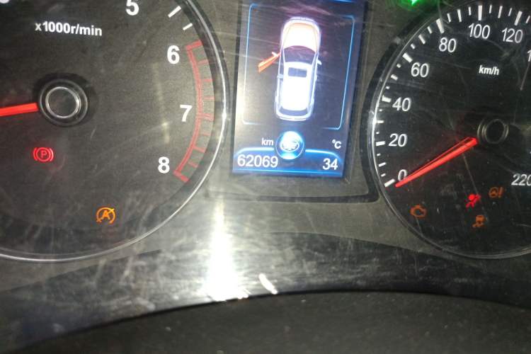 Used FAW Senya R7 2016 1.6L Manual Smart Version Odometer Close Up
