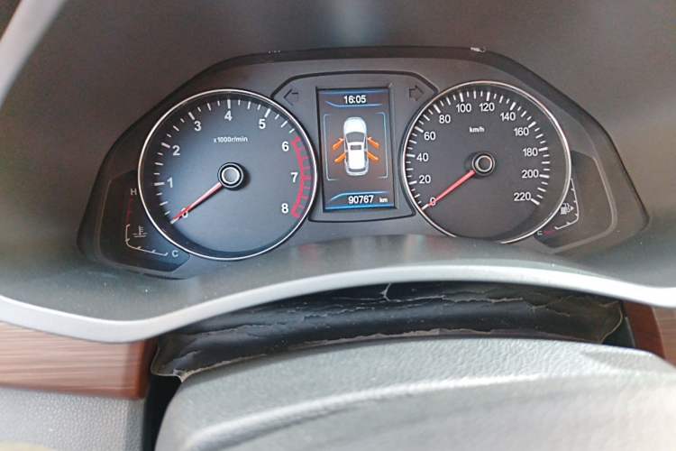 Used FAW Senya R7 2016 1.6L Manual Smart Version Odometer Close Up