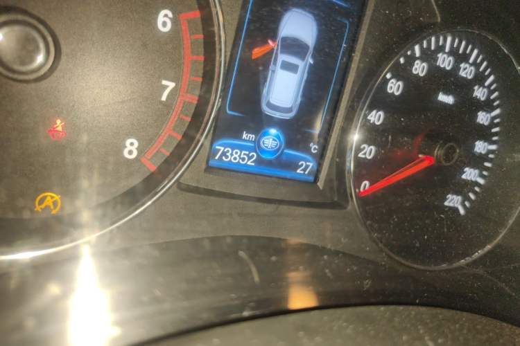 Used FAW Senya R7 2016 1.6L Manual Smart Version Odometer Close Up
