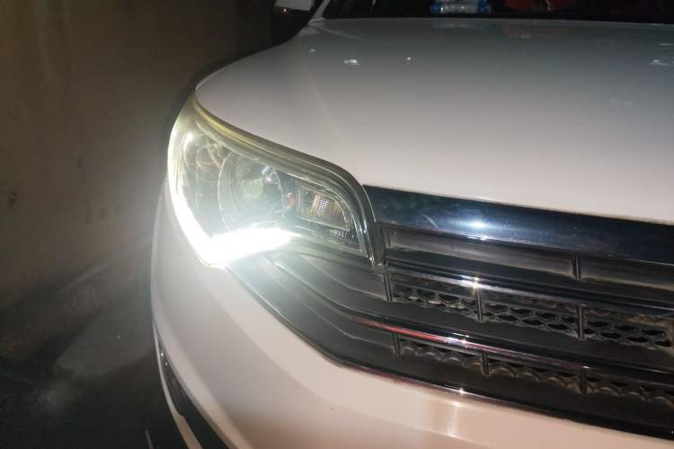 Used FAW Senya R7 2016 1.6L Automatic Luxury Model Right Front Headlight