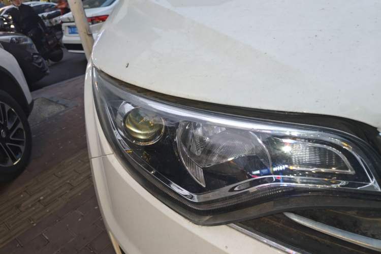 Used FAW Senya R7 2016 1.6L Automatic Luxury Model Right Front Headlight
