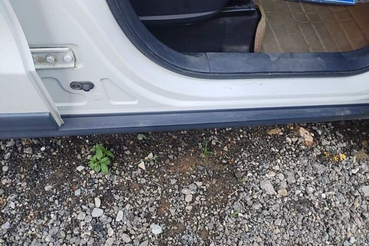 Used FAW Senya R7 2016 1.6L Manual Luxury Model Right Side Sill