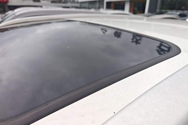 Used FAW Senya R7 2016 1.6L Automatic Prestige Model Roof