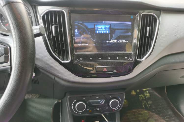 Used FAW Senya R7 2017 1.6L Automatic Luxury Model Audio And AC Panel