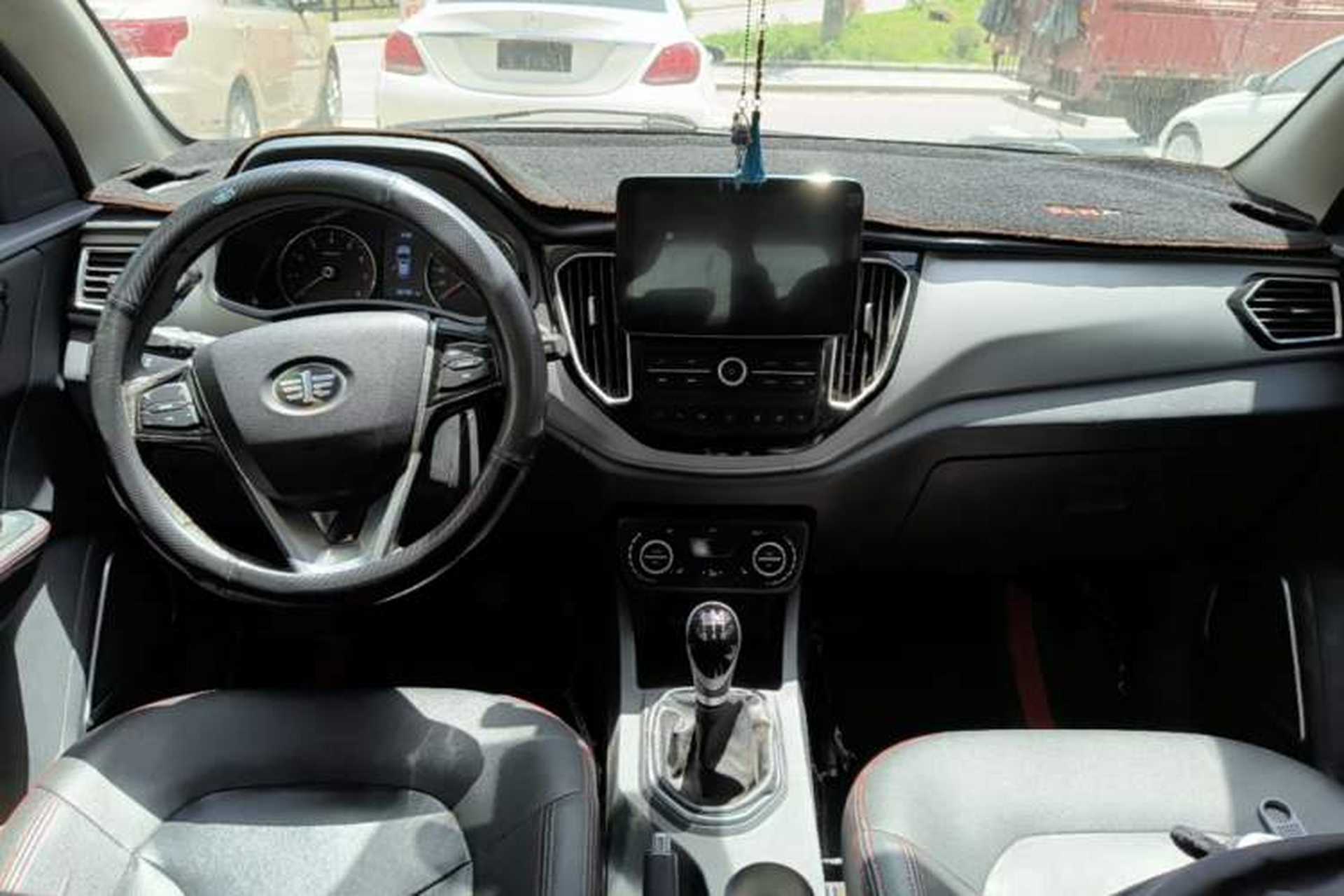 Used FAW Senya R7 2017 1.6L Manual Smart Model Center Console