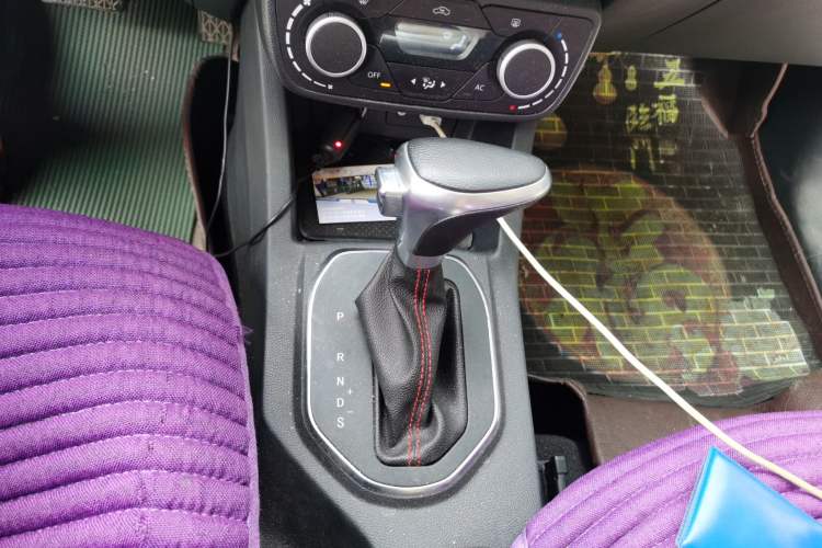Used FAW Senya R7 2017 1.6L Automatic Luxury Model Gear Lever
