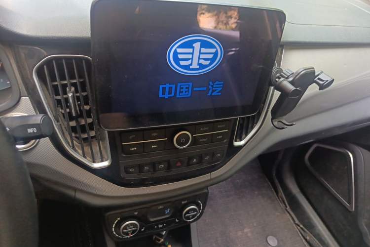 Used FAW Senya R7 2017 1.6L Manual Smart Model Audio And AC Panel