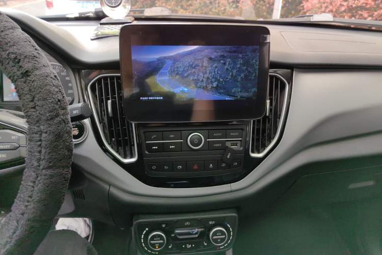 Used FAW Senya R7 2017 1.6L Automatic Prestige Model Audio And AC Panel