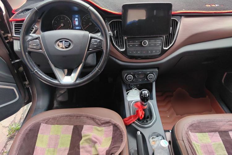 Used FAW Senya R7 2017 1.6L Manual Smart Model Center Console