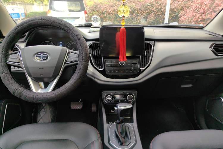 Used FAW Senya R7 2017 1.6L Automatic Prestige Model Center Console