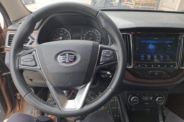 Used FAW Senya R7 2017 1.6L Manual Luxury Model Center Console