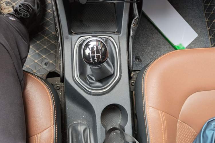 Used FAW Senya R7 2017 1.6L Manual Luxury Model Gear Lever