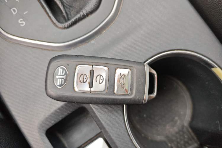 Used FAW Senya R7 2017 1.6L Automatic Smart Version Interior 1