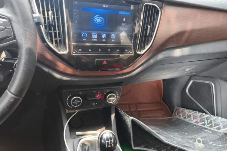 Used FAW Senya R7 2017 1.6L Manual Luxury Model Audio And AC Panel