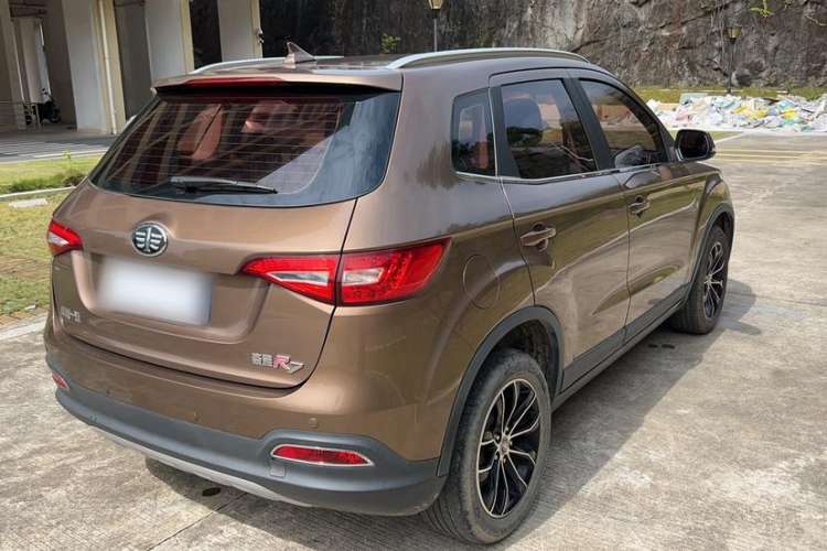 Used FAW Senya R7 2017 1.6L Manual Luxury Model Exterior 3