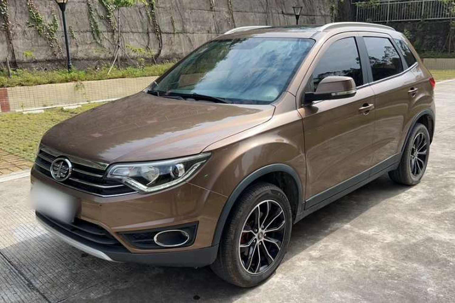Used FAW Senya R7 2017 1.6L Manual Luxury Model Front Left 45 Deg