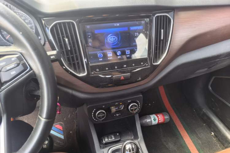 Used FAW Senya R7 2017 1.6L Manual Luxury Model Audio And AC Panel