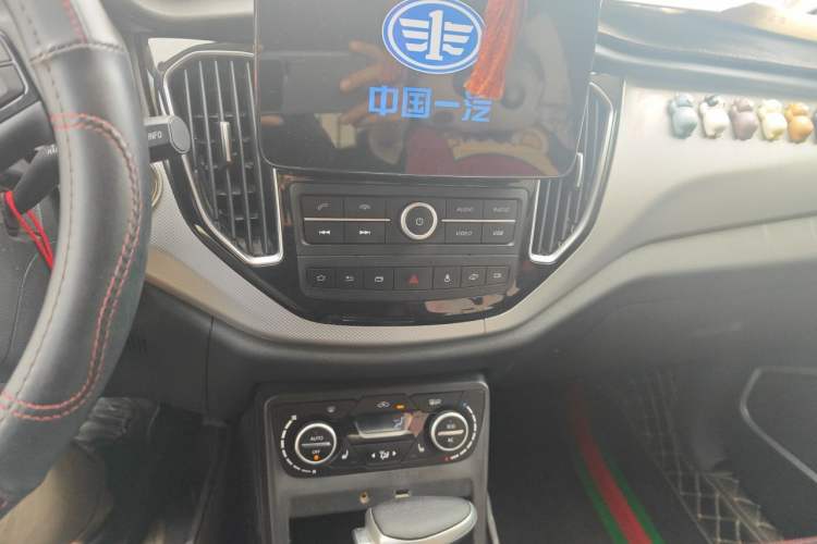 Used FAW Senya R7 2017 1.6L Automatic Prestige Model Audio And AC Panel