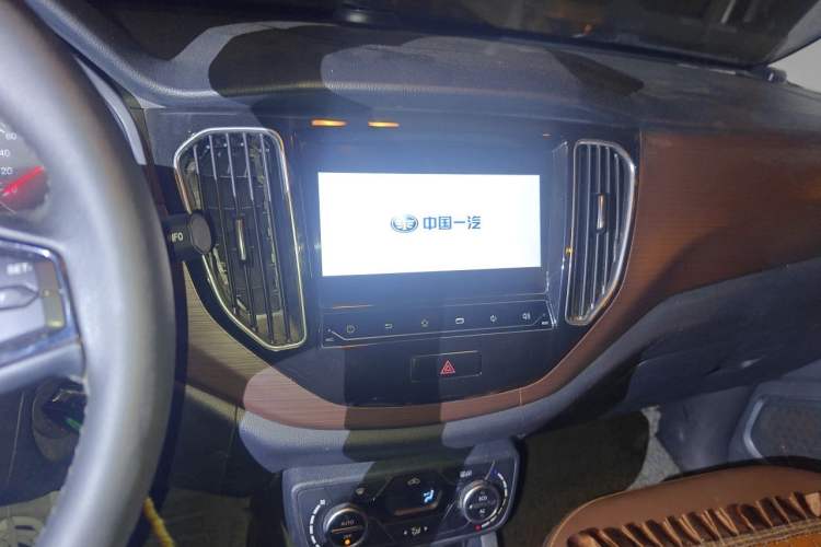 Used FAW Senya R7 2017 1.6L Manual Luxury Model Audio And AC Panel