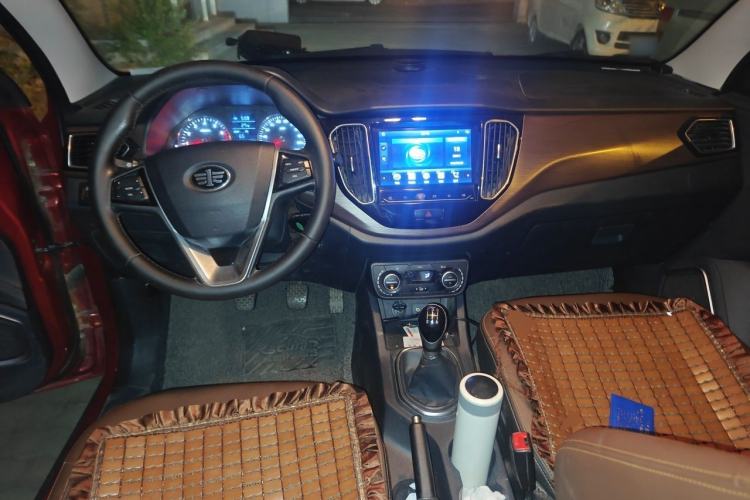 Used FAW Senya R7 2017 1.6L Manual Luxury Model Center Console