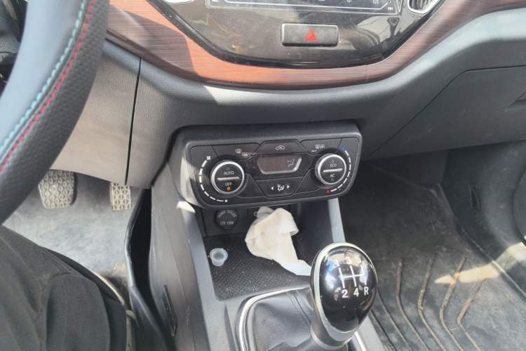 Used FAW Senya R7 2017 1.6L Manual Luxury Model Audio And AC Panel