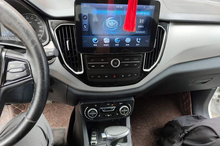 Used FAW Senya R7 2017 1.6L Automatic Prestige Model Audio And AC Panel