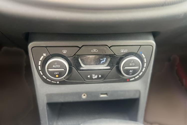 Used FAW Senya R7 2017 Smart Connected Version 1.6L Automatic Zhiyue Model Audio And AC Panel