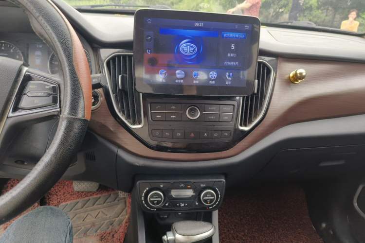 Used FAW Senya R7 2017 1.6L Automatic Prestige Model Audio And AC Panel