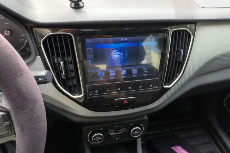 Used FAW Senya R7 2017 1.6L Manual Luxury Model Audio And AC Panel