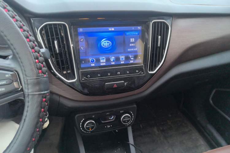 Used FAW Senya R7 2017 1.6L Manual Luxury Model Audio And AC Panel