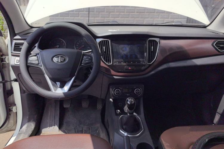 Used FAW Senya R7 2017 1.6L Manual Luxury Model Center Console