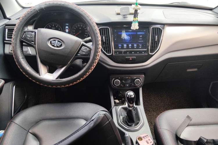Used FAW Senya R7 2017 1.6L Manual Luxury Model Center Console