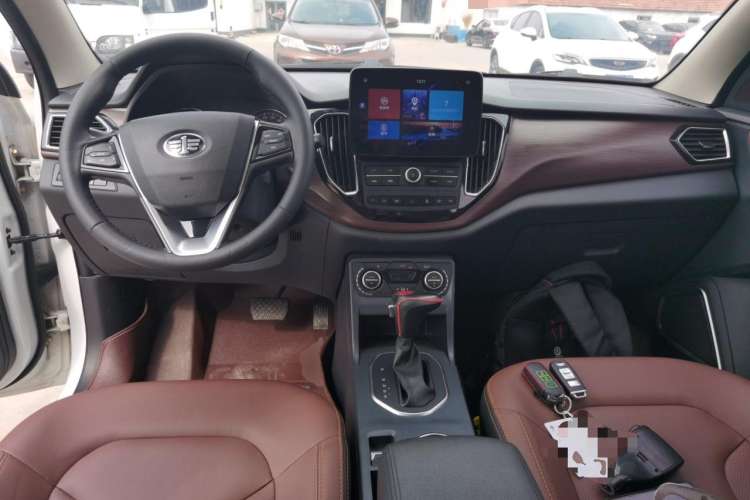 Used FAW Senya R7 2017 1.6L Automatic Smart Version Center Console