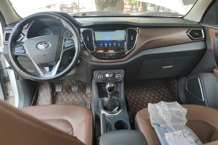 Used FAW Senya R7 2017 1.6L Manual Luxury Model Center Console