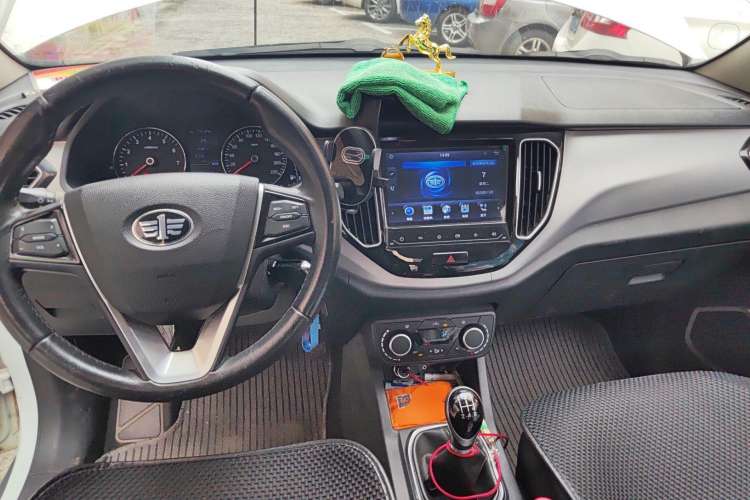 Used FAW Senya R7 2017 1.6L Manual Comfort Model Center Console