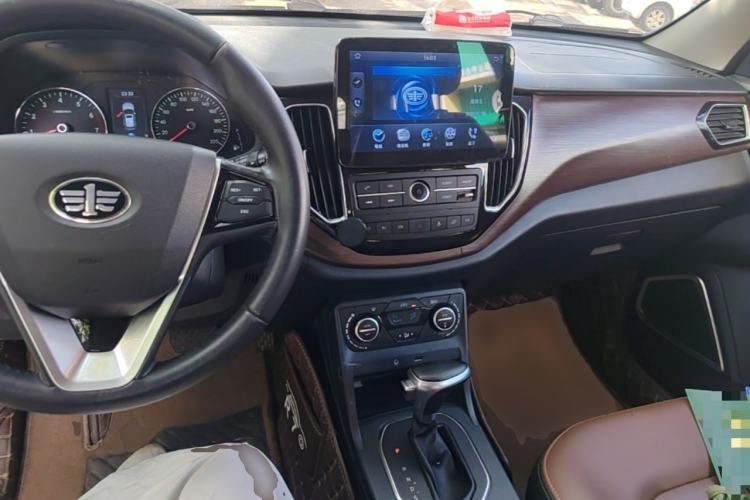 Used FAW Senya R7 2017 1.6L Automatic Smart Version Center Console